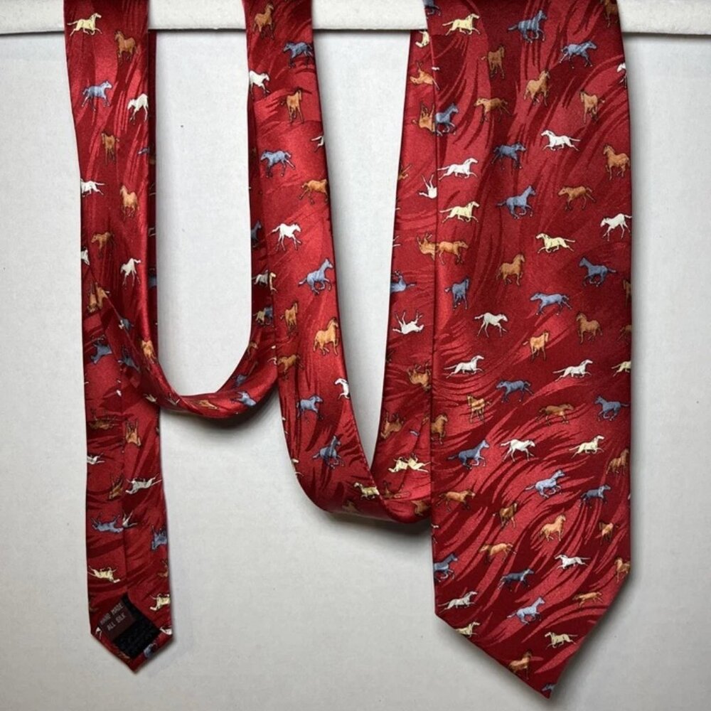 Museum Artifacts All Silk Mens Necktie Horse Pattern Red L 59 1/2 W 3 3/4